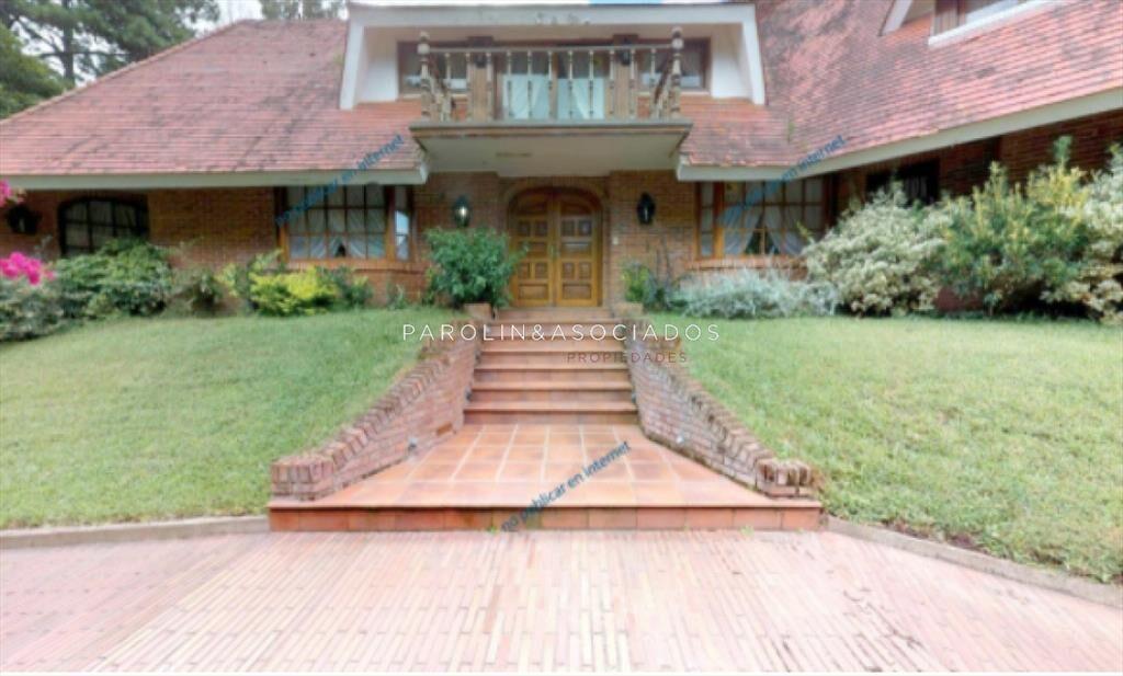 CASA EN VENTA DE 4 DORMITORIOS EN LUGANO