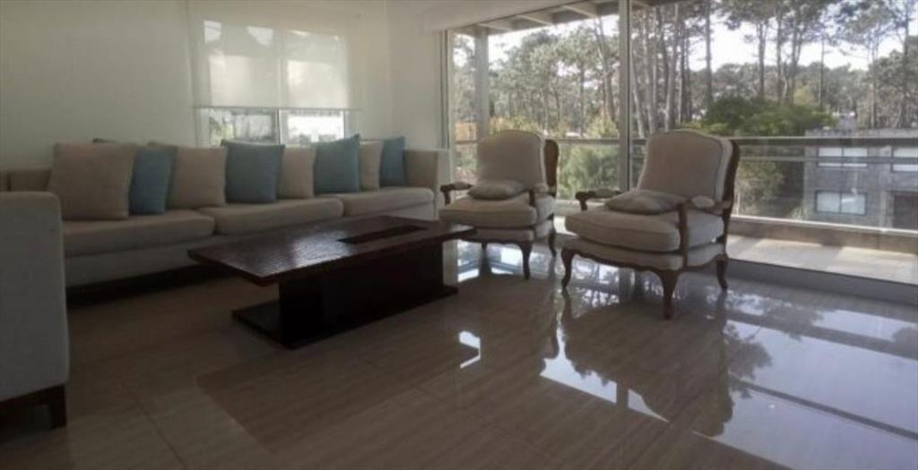 CASA EN VENTA DE 4 DORMITORIOS EN LA BARRA