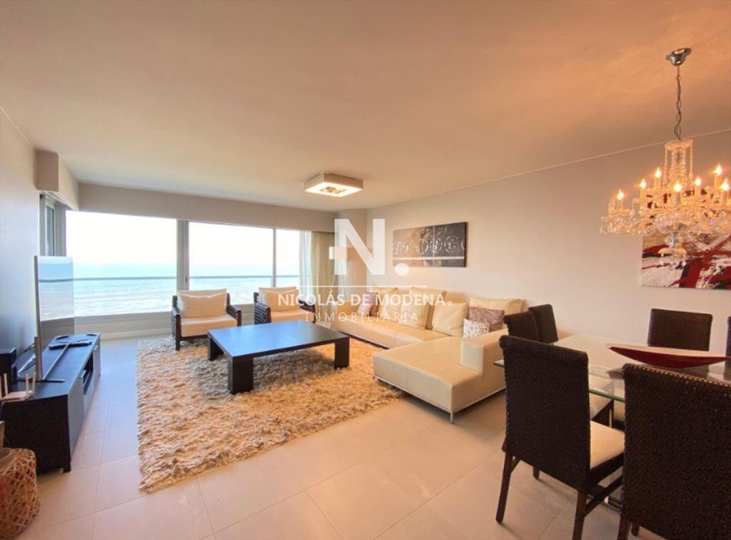 Vende Apartamento de 2 dormitorios frente al mar,