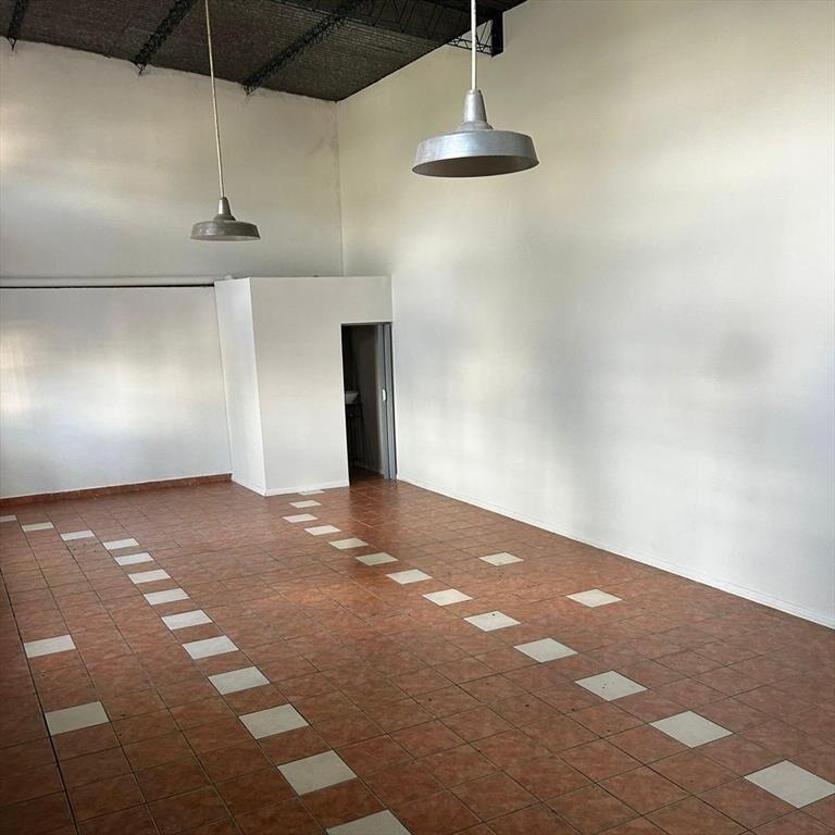 ALQUILER de LOCAL en esquina con potencial