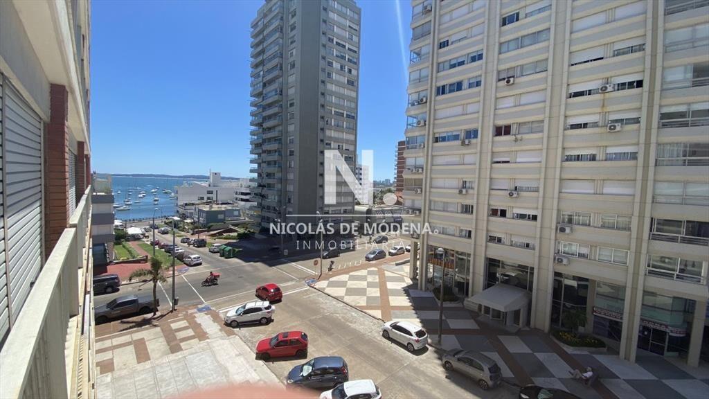 En venta apartamento a metros del puerto de 1 en