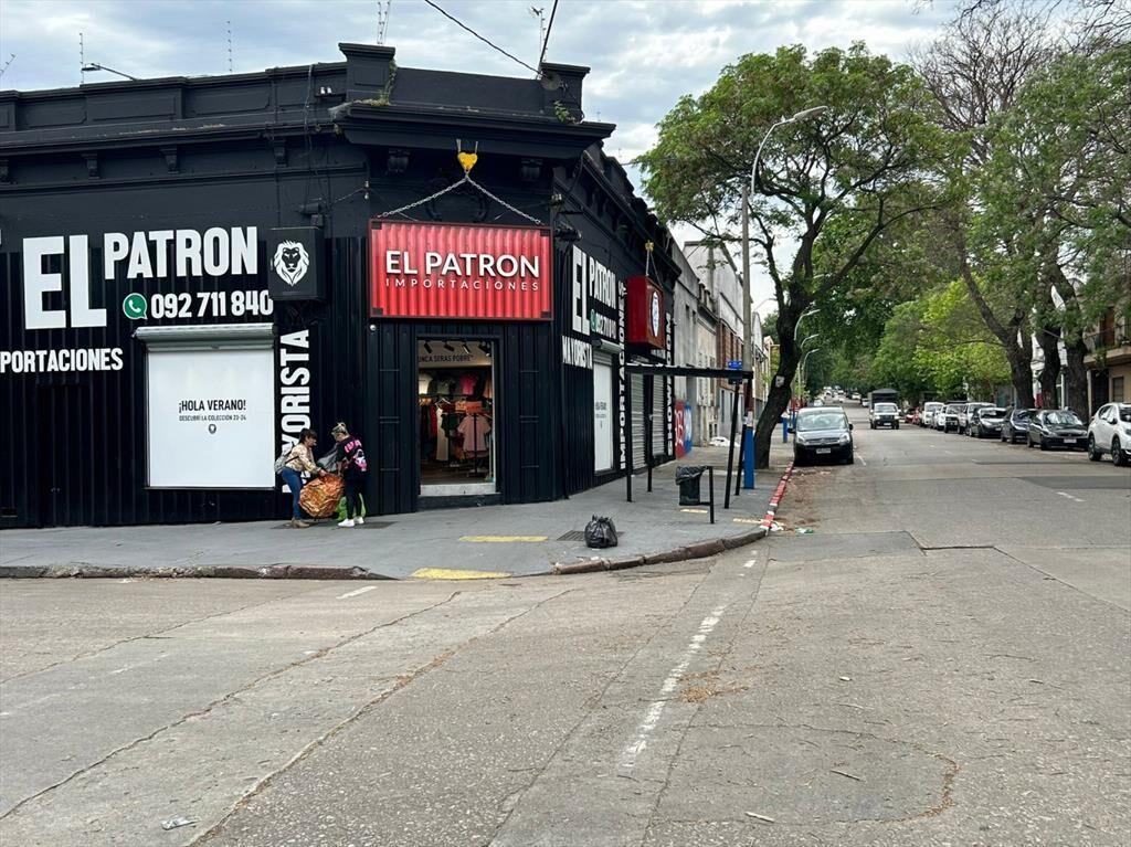 Venta Local comercial con renta   esquina  en  Arenal Grand