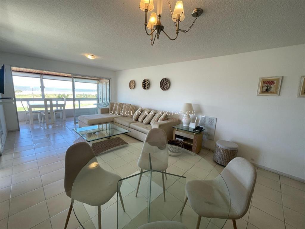 Apartamento de 2 dormitorios y dependencia de en