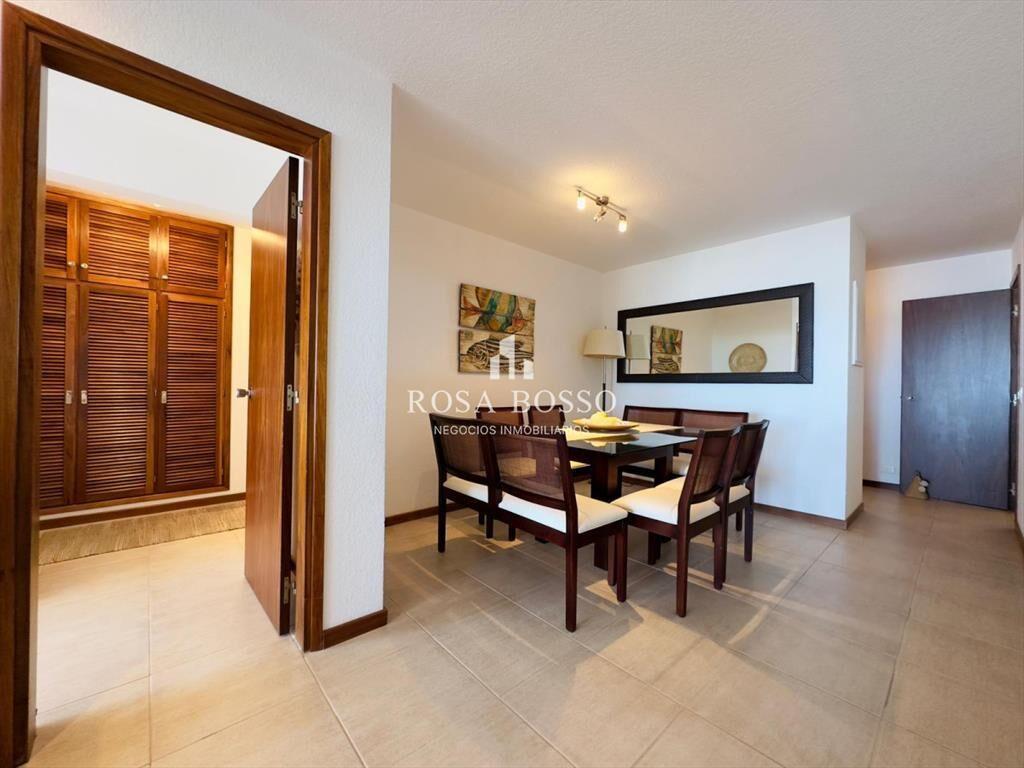 3 dormtiorios, cocina con lavadero, vista al mar.