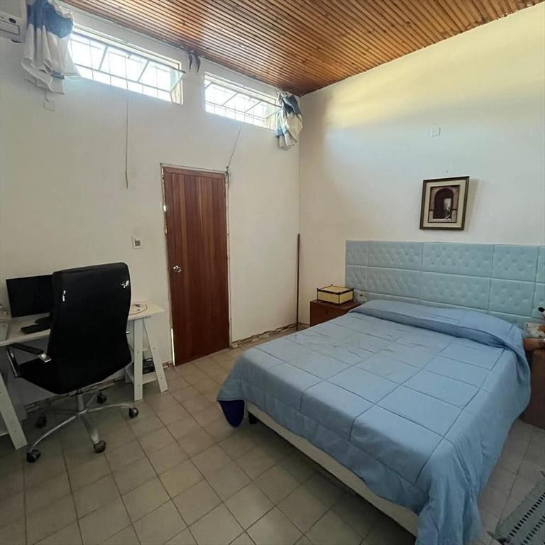 Casa grande en pleno centro con local comercial