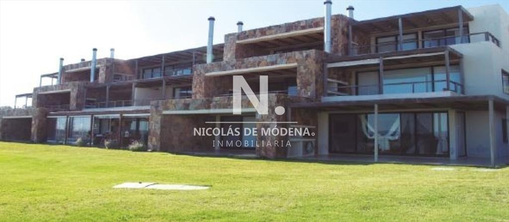 Vende apartamento en Punta Ballena frente al mar