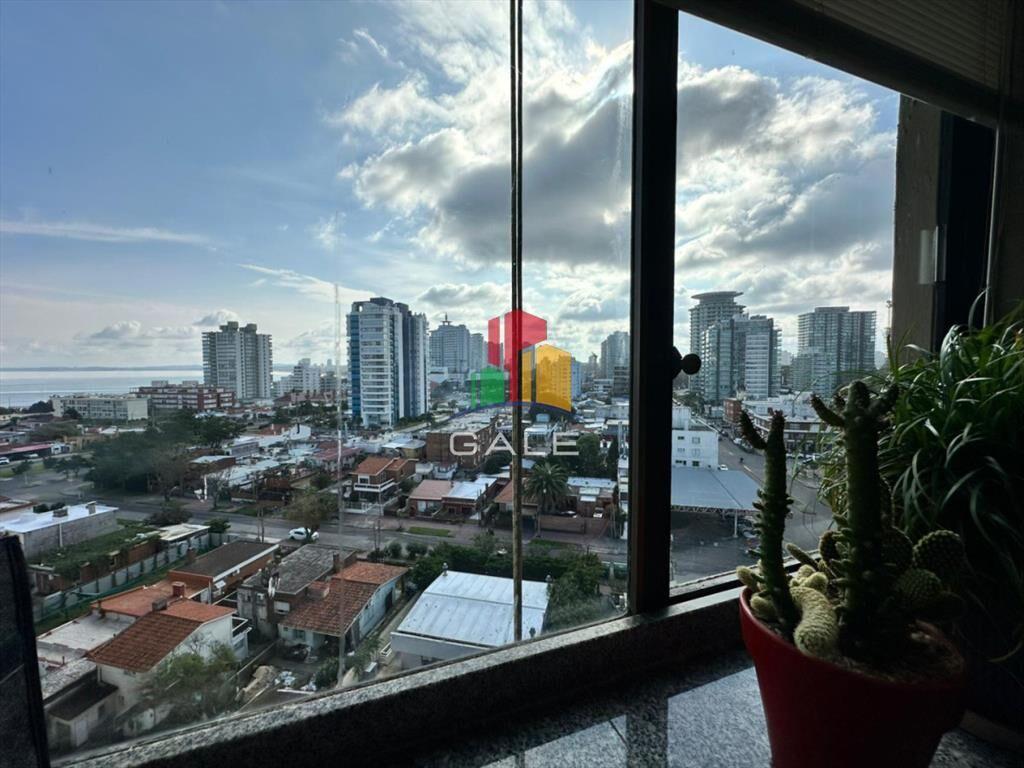 Apto en venta, Punta del este, playa brava.