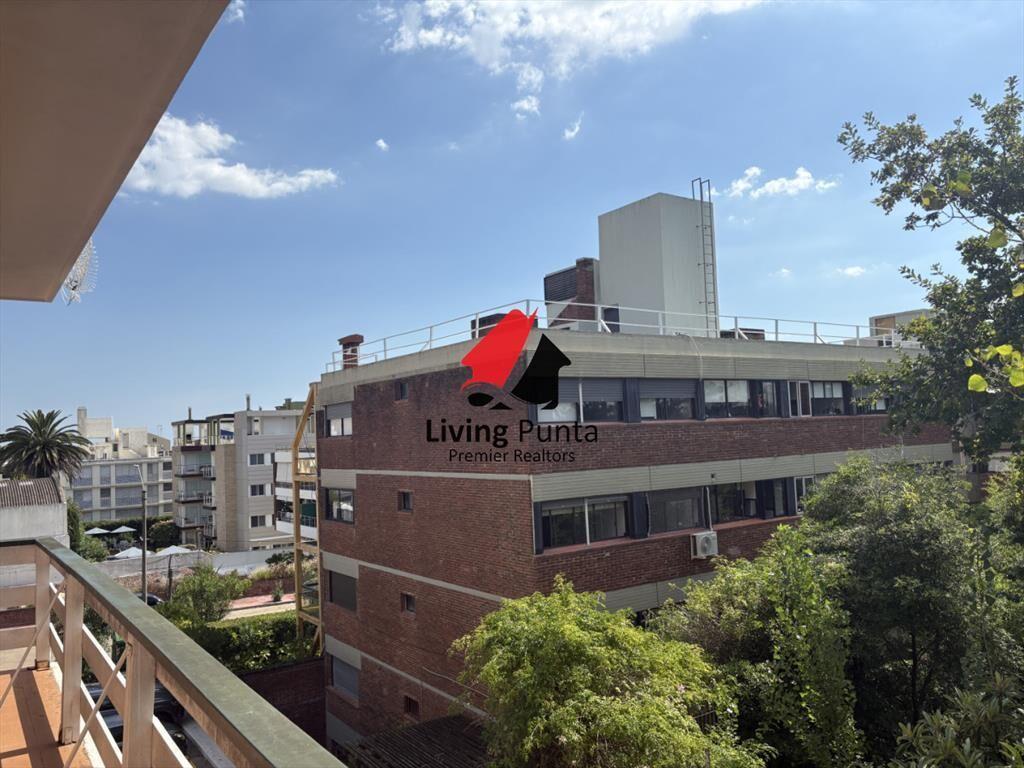 Alquiler de Apartamento de 3 Dormitorios 2 y 2 en