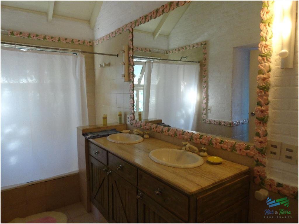 Casa en alquiler y venta..  Zona de playa mansa,