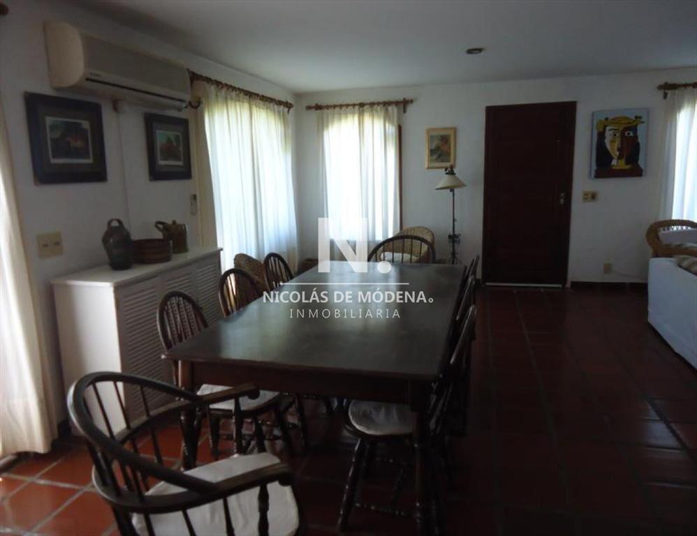 Muy linda casa en el centro de La Barra