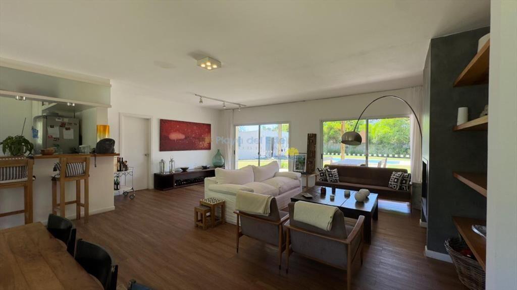 Casa de 4 dormitorios en alquiler anual , Punta ,