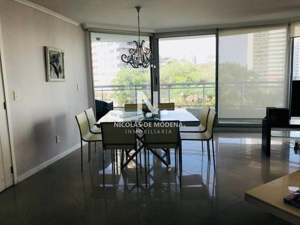 Vende apartamento de 3 dormitorios a metros del