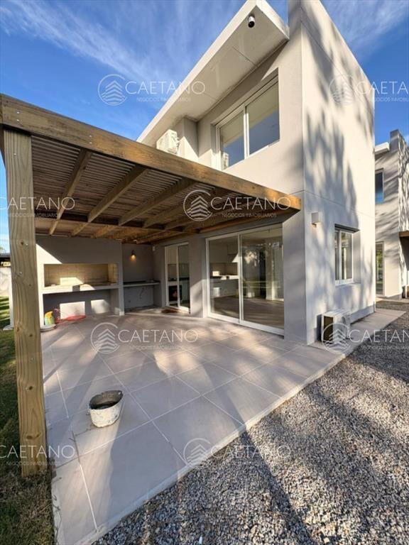 Casa a Estrenar Jardines de Cordoba sobre Avenida