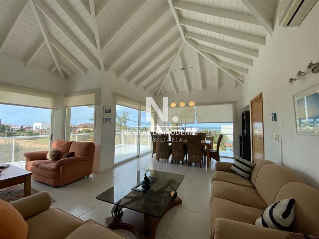 Excelente casa de dos plantas a pasos del mar!