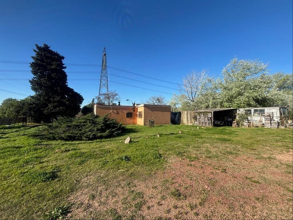 Terreno tipo chacra con casa y galpónes, con 205 m de frent