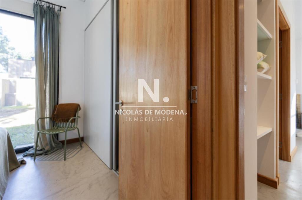 Vende casa de 4 dormitorios, en Laguna Escondida.