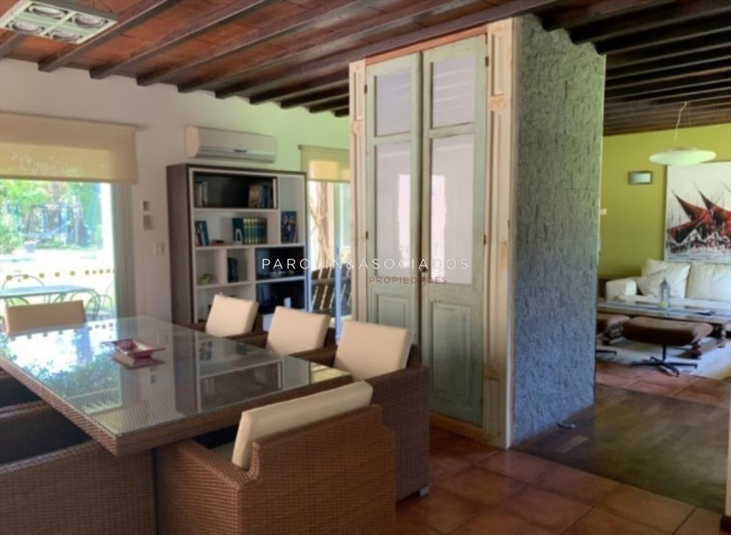 VENTA DE CASA DE 4 DORMITORIOS  EN BARRIO LA DEL