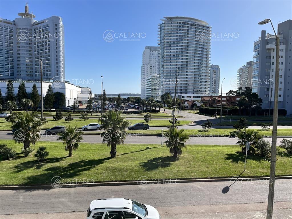 Apartamento en Alquiler a una cuadra del mar en