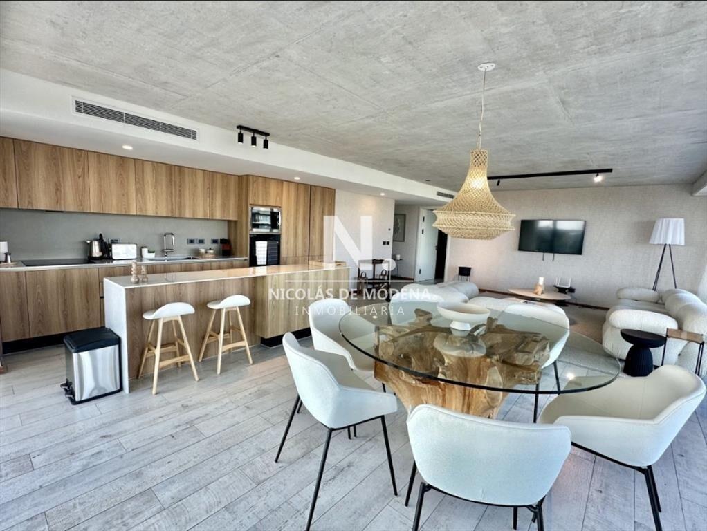 Vende apratamento en Brava Punta del Este de 2 dormitorios.