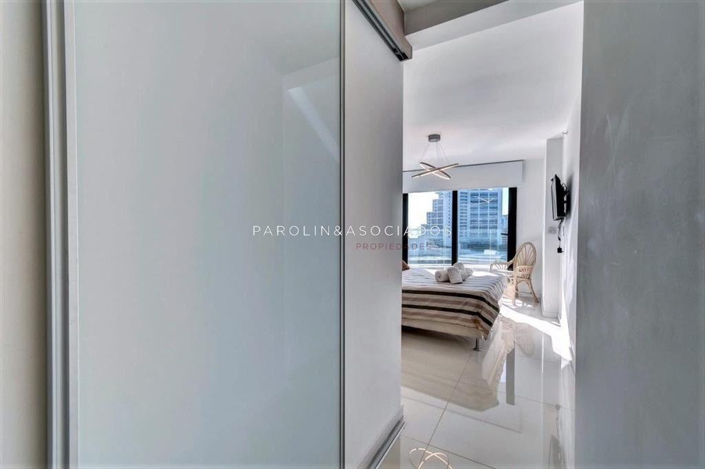 Venta de apartamento de dos dormitorios con dos