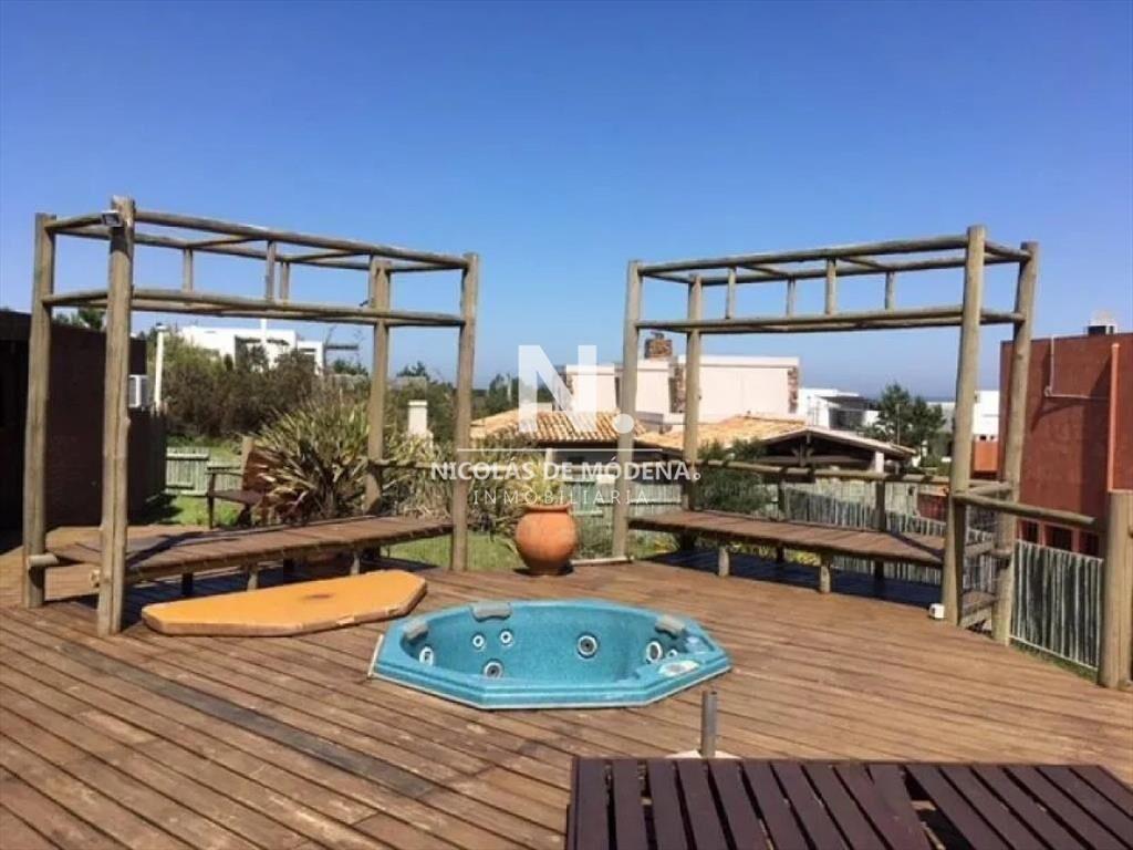 Se vende casa en Manantiales, de 3 dormitorios al
