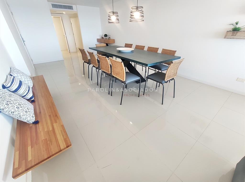 Penthouse en venta frente al mar en edificio del