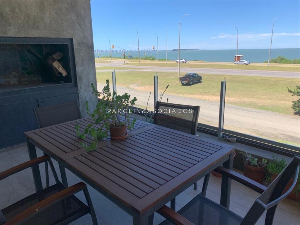 Apartamento en venta de tres dormitorios frente