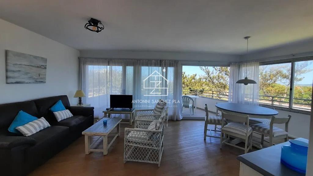Venta apartamento 3 dormitorios y dependencia de servicio m