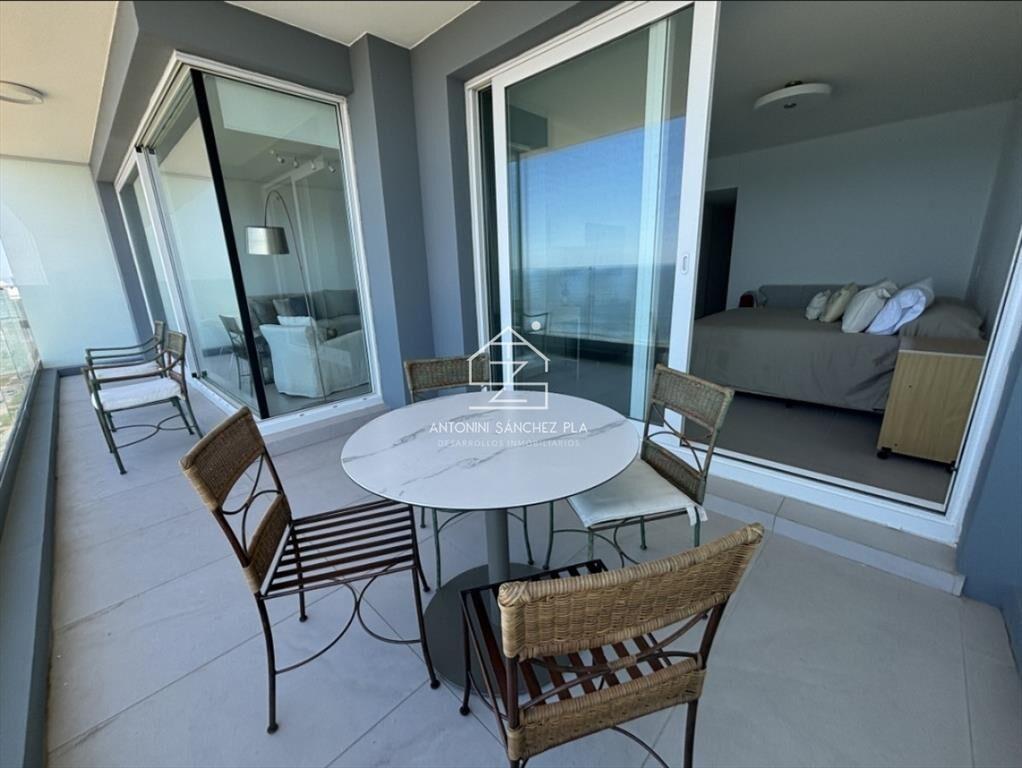 Vende apartamento de 3 dormitorios con vista al mar en Brav