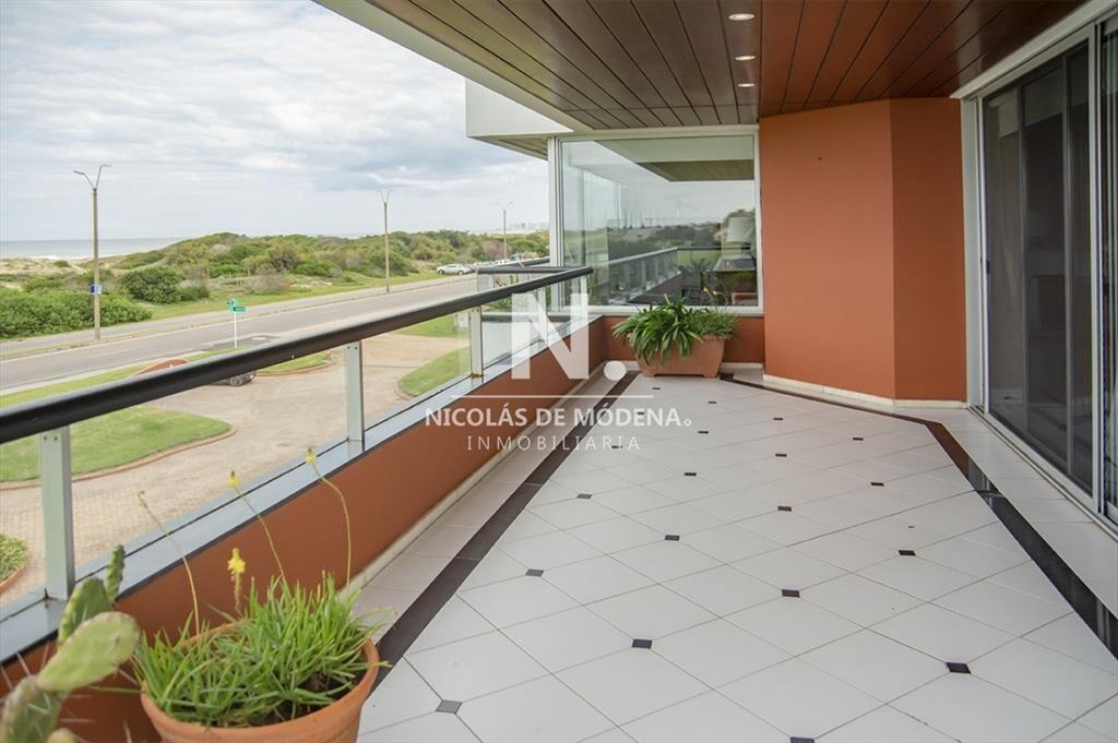 Espectacular departamento de 4 dormitorios en al