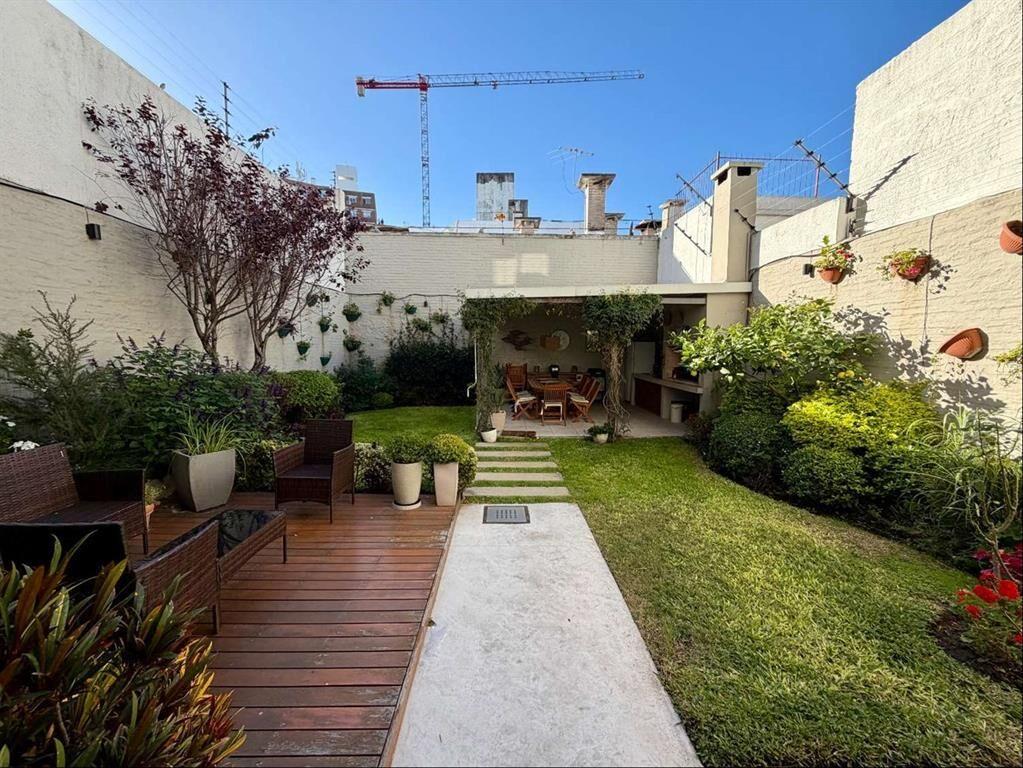 Venta casa 5 dormitorios, fondo verde con parrillero, 2gara