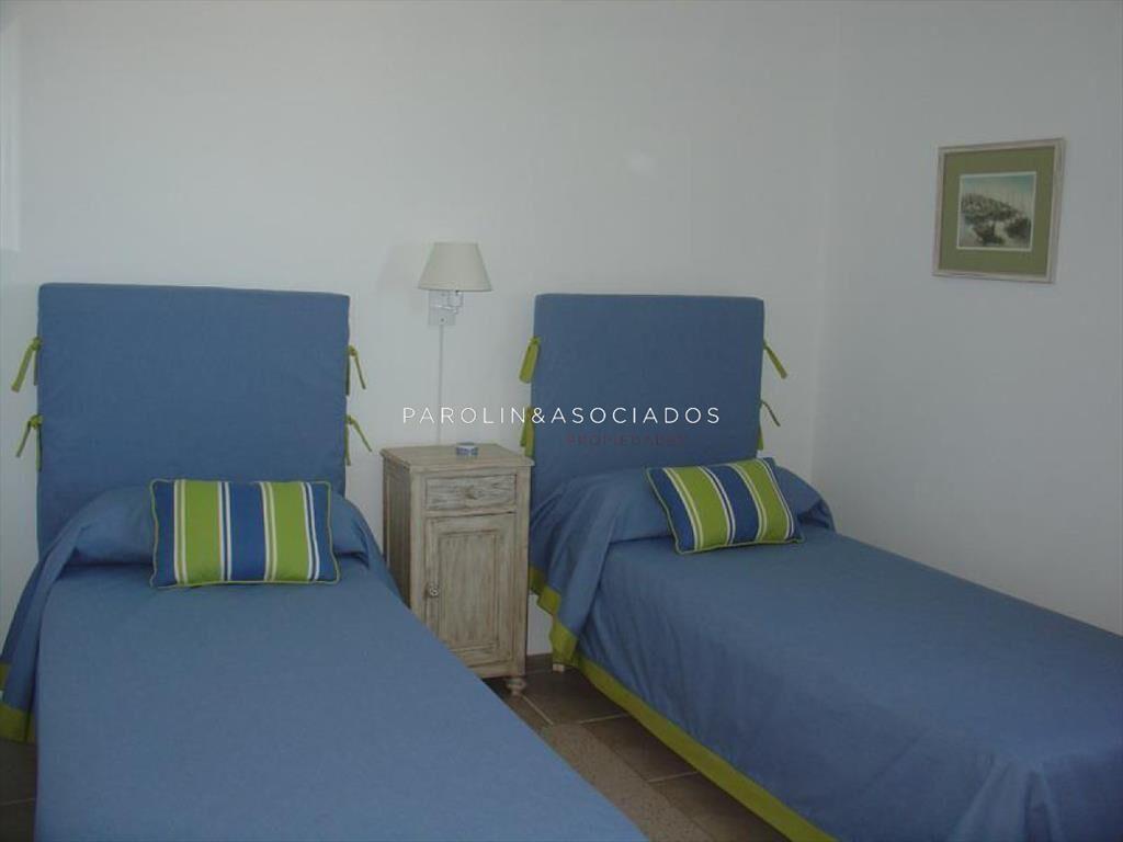 VENTA DE CASA DE 4 DORMITORIOS CON VISTA AL MAR