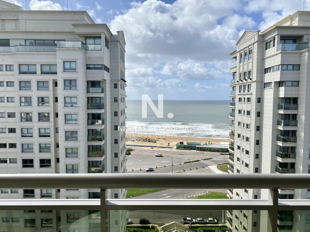 Vende apartamento de 3dormitorios en Brava- Punta
