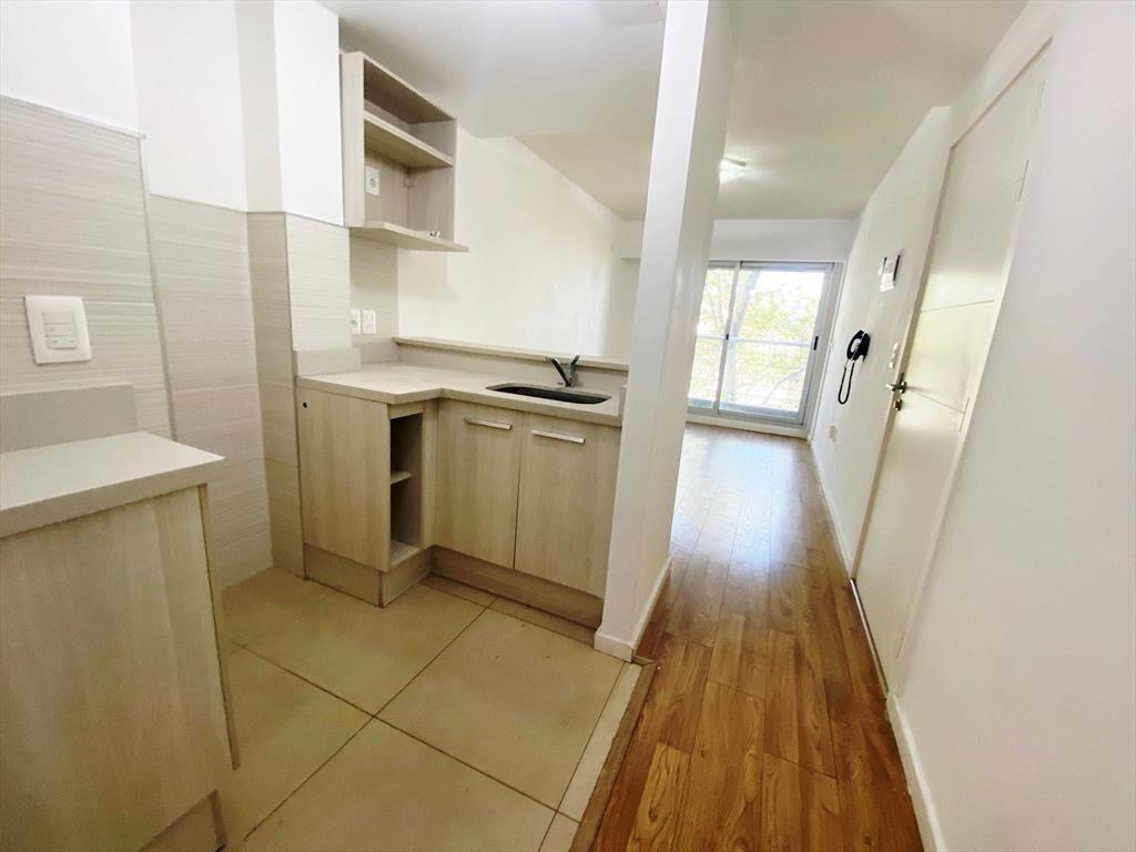Alquiler - Apartamento al frente con un dormitorio en Cordón