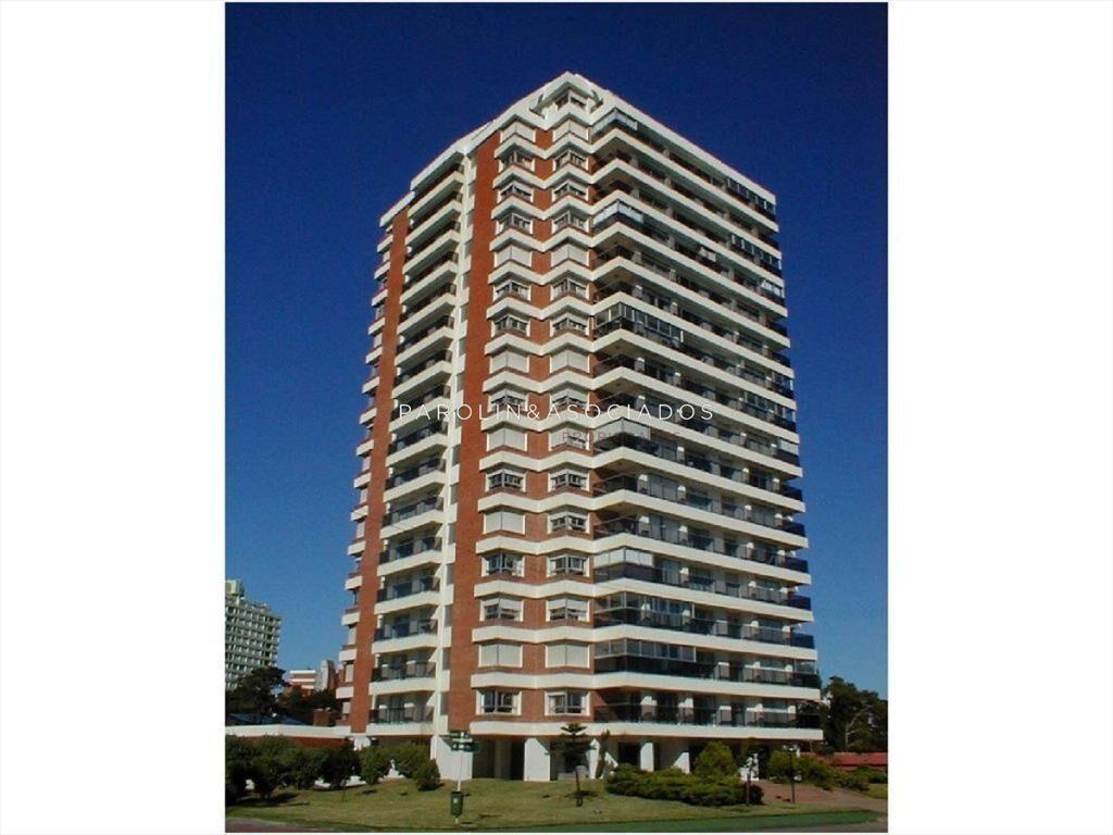 Apartamento en venta a pasos del mar en Punta del Este.