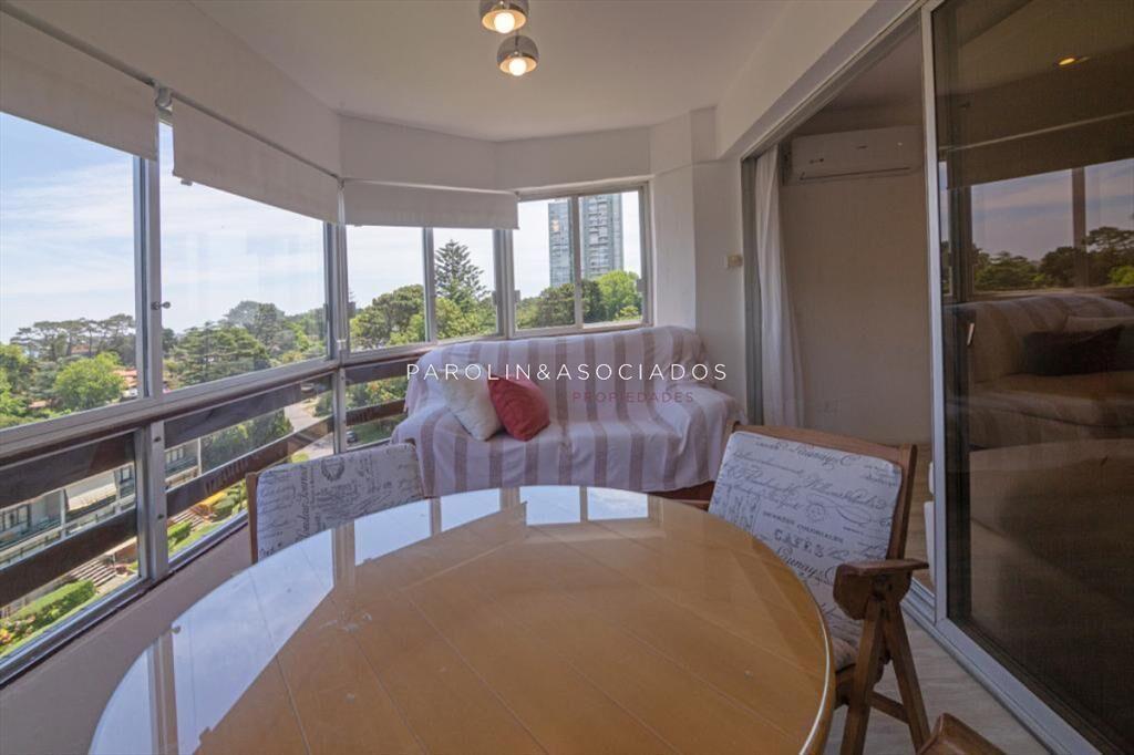 Apartamento en Venta de 3 dormitorios y servicio , Punta de