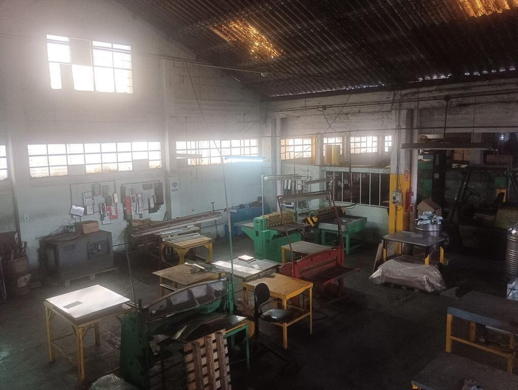 Excelente local industrial y/o depósito mas oficinas.