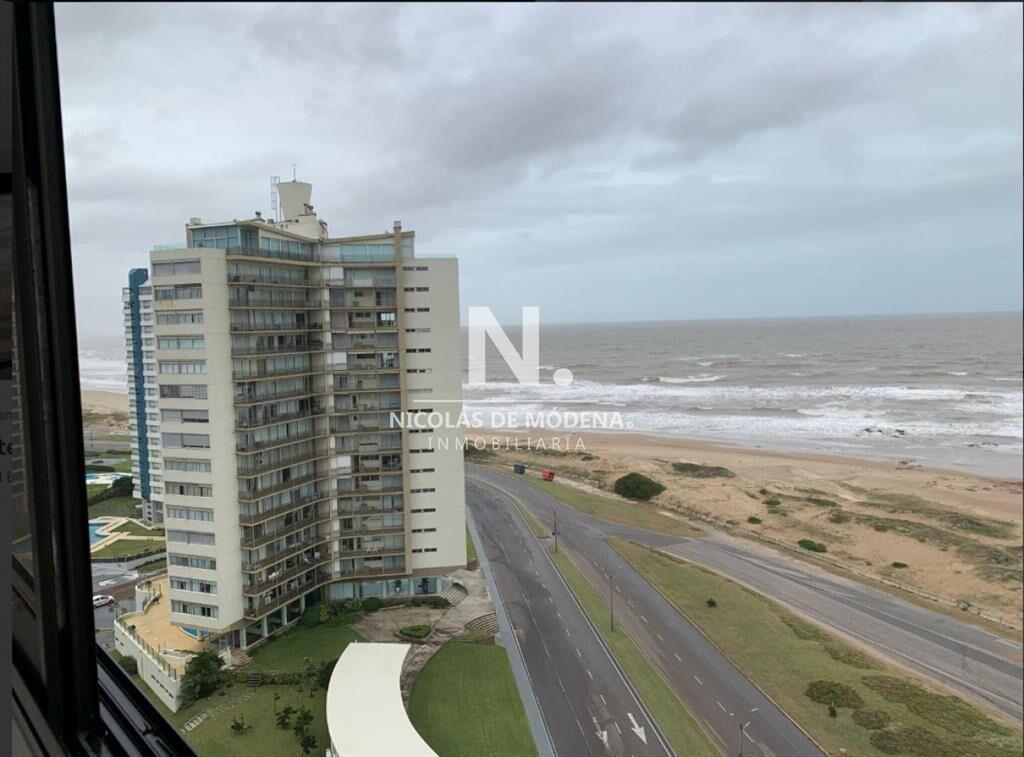 Apartamento en venta de  3 dormitorios,  3 baños