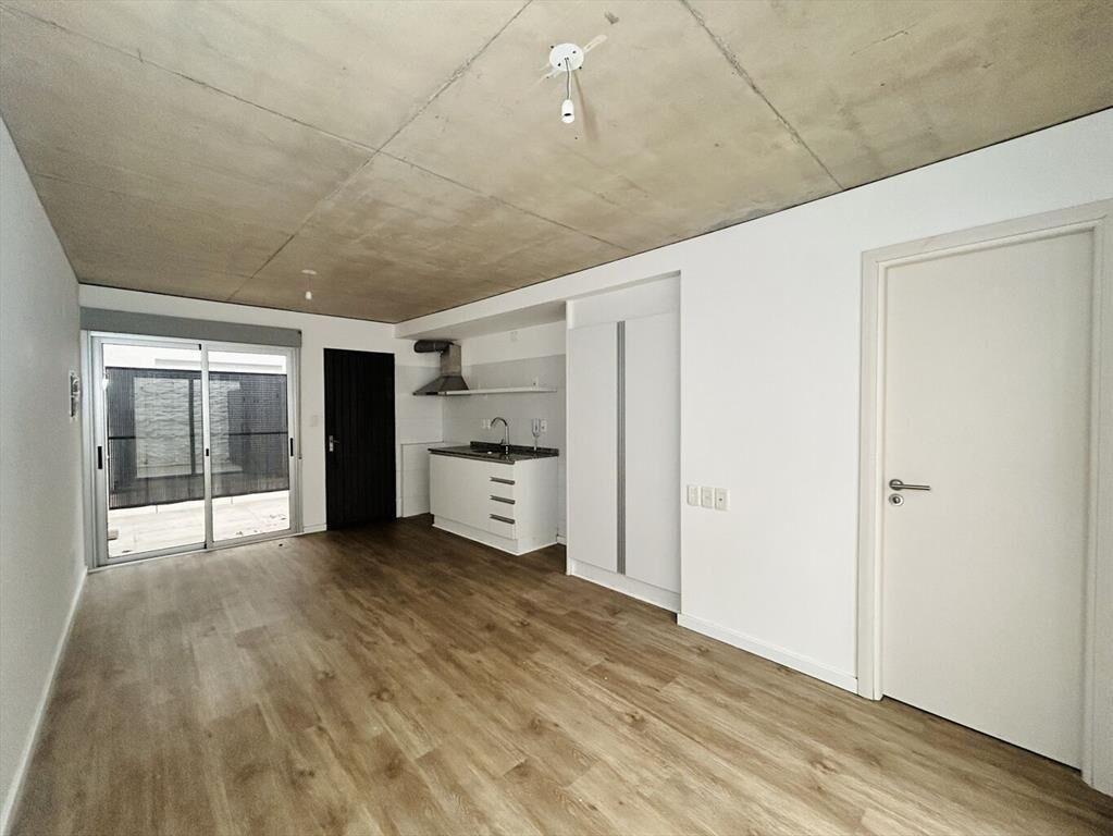 Venta monoambiente con patio con renta en La Comercial