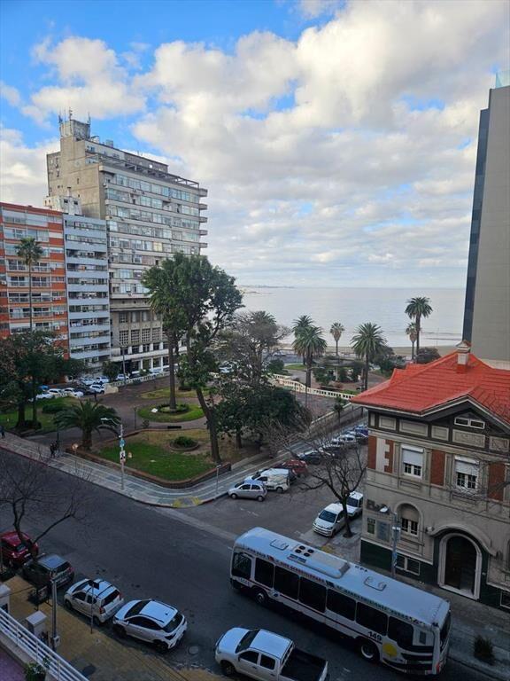 Plaza Gomensoro, vista al mar, luminosa, terraza, 47 m2 !!