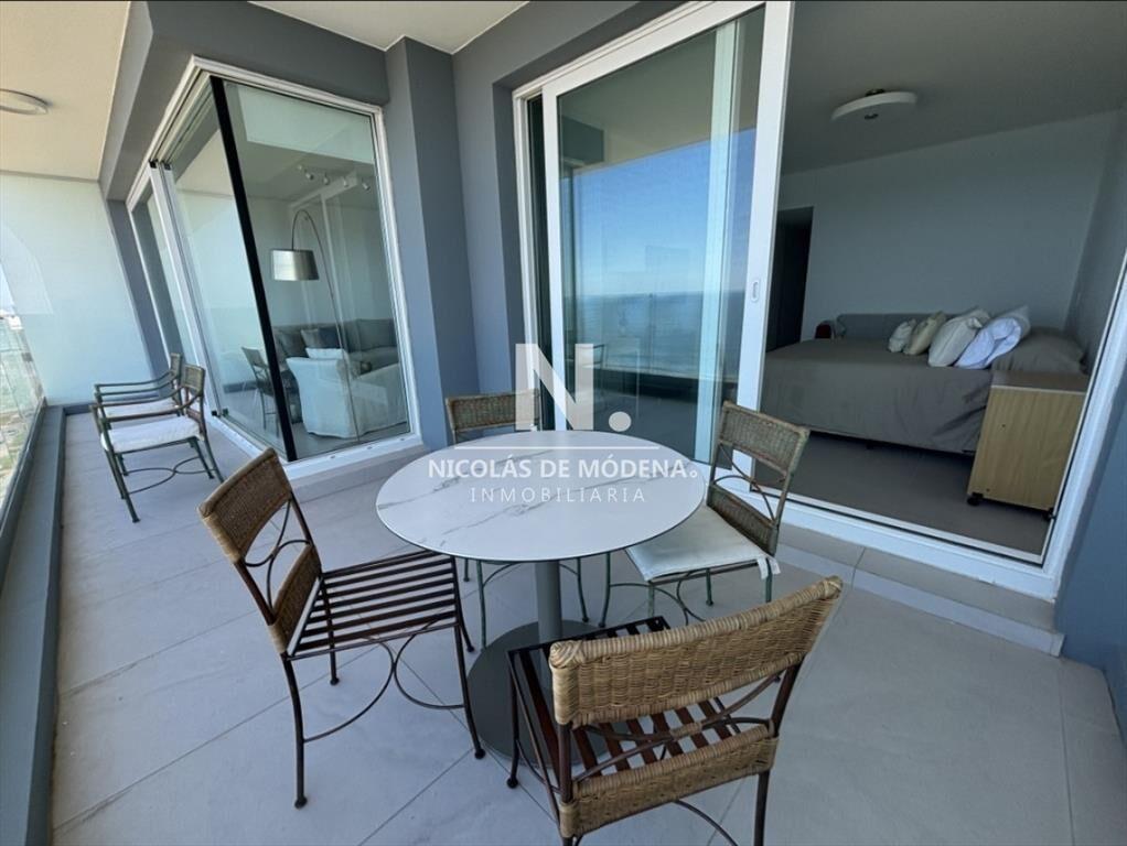Vende apartamento de 3 dormitorios con vista al mar en Brav