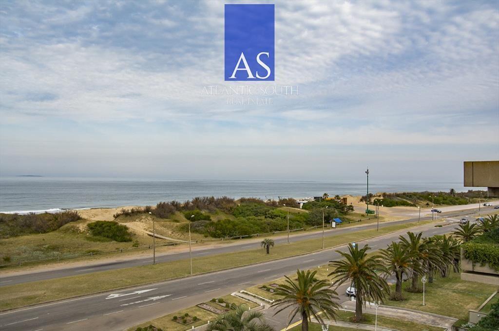 Apartamento frente a al mar Playa Brava en venta.
