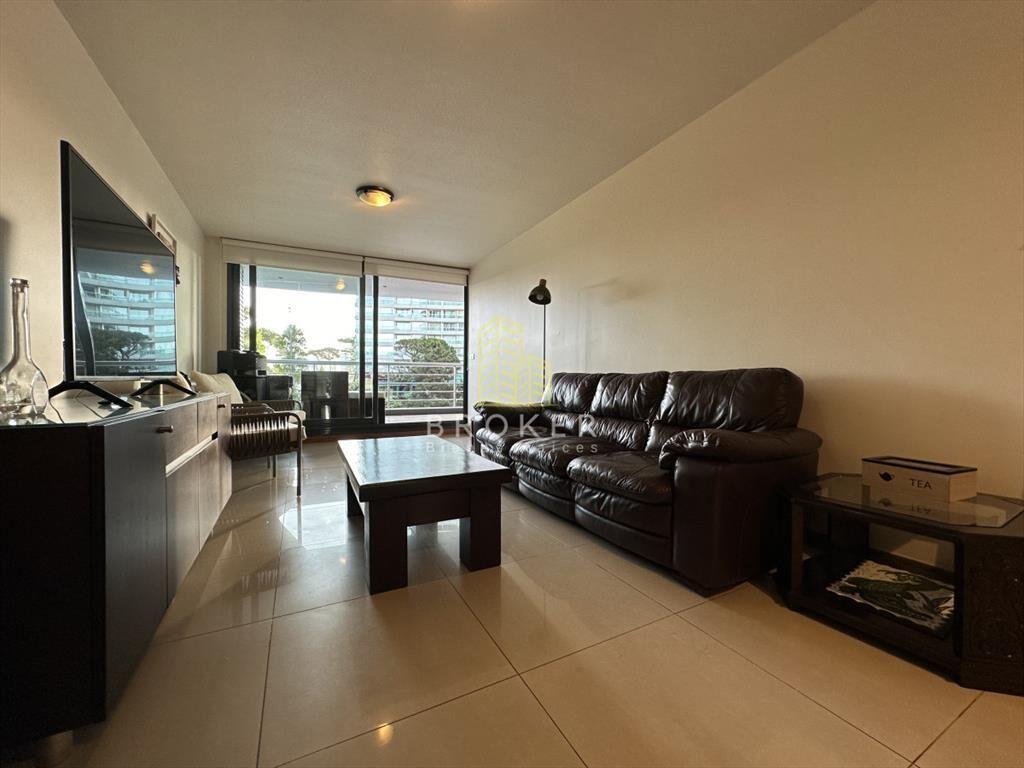 Venta de apartamento de dos dormitorios a media