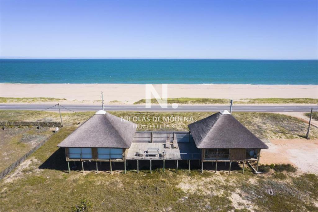 Vende casa con vista al mar de 3 dormitorios en suite, en J