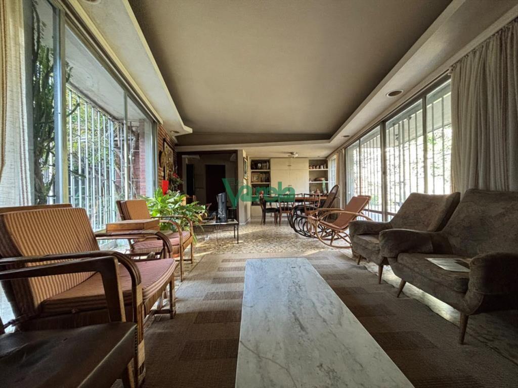 Venta de gran casa en parque Batlle de 5 dormitorios