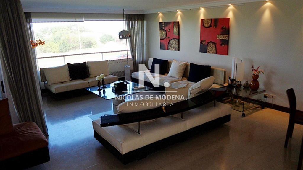 Apartamento de 4 dormitorios en Punta del Este al