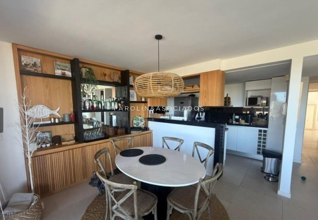 Departamento  en Venta de 3 Dormitorios de la al