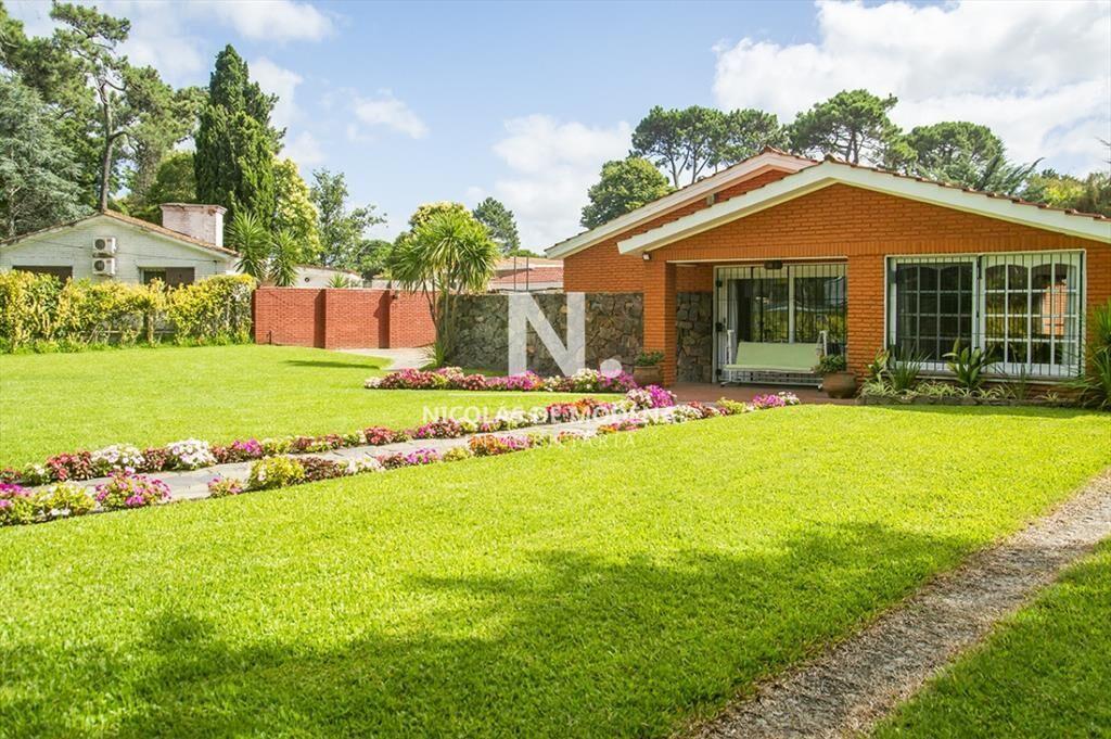 Vende casa de 3 dormitorios en Cantegril Punta del Este