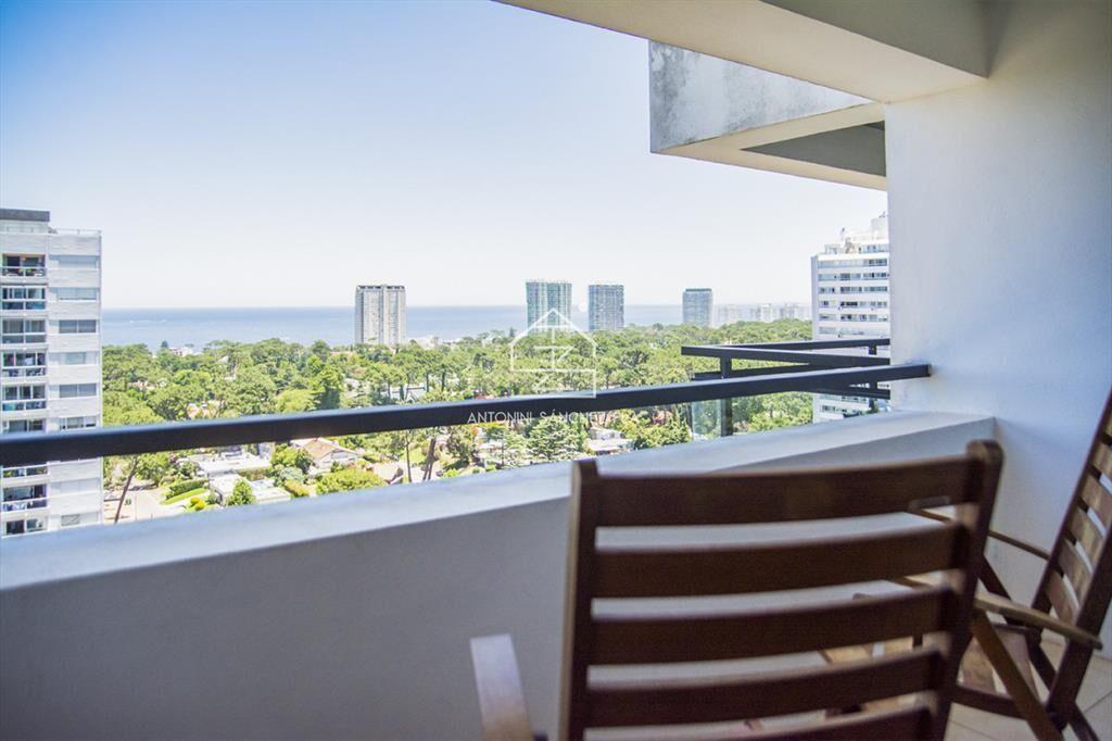Vende apto de 2 dormitorios con vista al mar en Punta del e