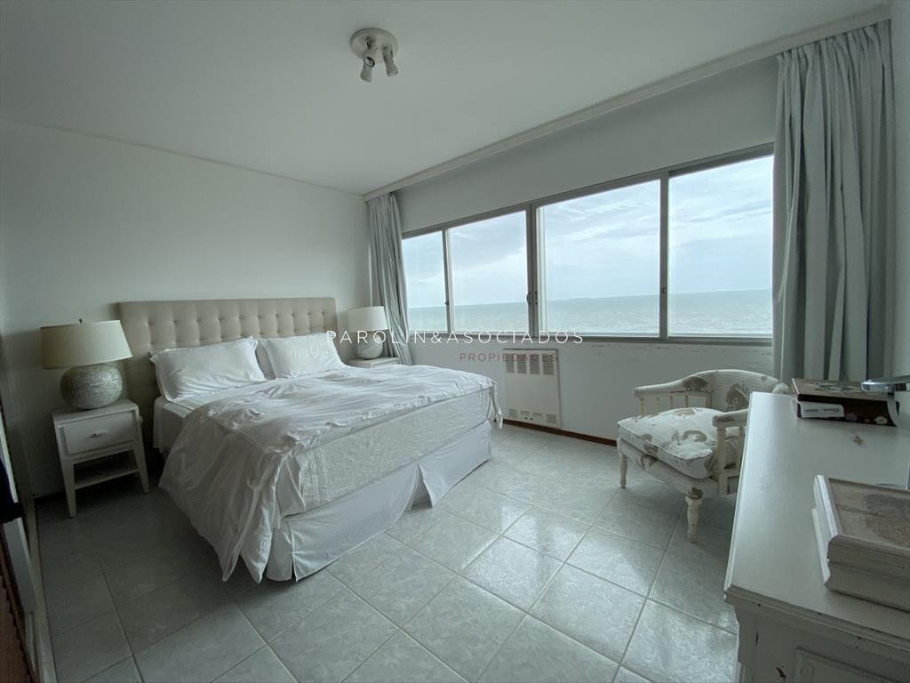 Cómoda planta en primera línea playa brava, del
